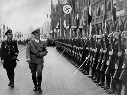 Adolf Hitler camina frente a una formación militar del Ejército alemán previo a la Segunda Guerra Mundial