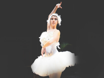 Anakarina Fajardo encarnando a la bailarina rusa Anna Pavlova en la obra «El Benemérito y La Pavlova» en el teatro del Trasnocho Cultural en Caracas, Venezuela