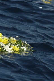 La corona di fiori gettata nel mare di Lampedusa in ricordo dei migranti morti da Papa Francesco