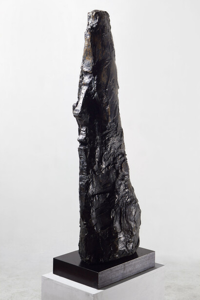 Per Kirkeby (* 1938), "Arm und Kopf IV", 1983, Bronze, 122 x 25 x 47 cm, Courtesy: Daniel Blau Munich/London