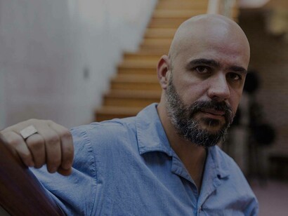 Afonso Cruz tem um estilo único que mistura realismo com um toque de poesia, capturando a essência da experiência humana de forma crua e autêntica