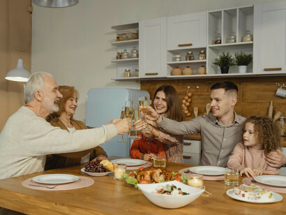 Tradiciones como la pambamesa resaltan la importancia de la colaboración y el compartir como actos comunitarios