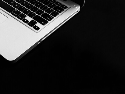 Consultare i siti web aziendali per trovare informazioni in merito alla storia e ai progetti 