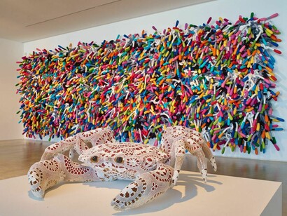 Installation view of Entangled: Threads & Making, Turner Contemporary. From left to right, Anna Ray, Margate Knot, 2016 and Joana Vasconcelos, Eboli, 2013. Courtesy Turner Contemporary Photo: Stephen White