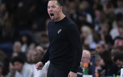 Mitch Johnson entendió algo que muchos tardan años en aceptar: el éxito no siempre está en el camino que imaginas, sino en el que decides construir cuando el primero se cierra.  En su primera temporada como entrenador jefe, Mitch Johnson lleva las riendas de los Spurs con mano firme