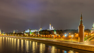 Vista nocturna del Kremlin, que significa: "Fortaleza dentro de la ciudad".Un complejo fortificado en el centro de Moscú, Rusia, 03.10.2016.
Es el más conocido de los kremlins (citadelas rusas) e incluye cinco palacios, cuatro catedrales, la muralla con sus torres y el Gran Palacio del Kremlin, antigua residencia de los zares. El complejo sirve en la actualidad de residencia del Presidente Putin