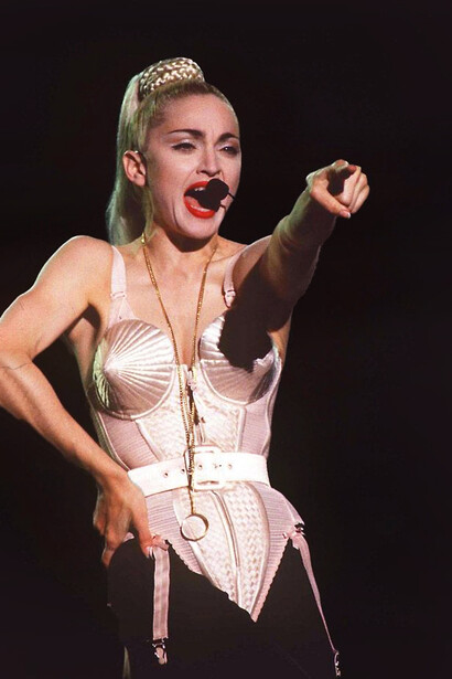 El corsé cónico diseñado por Jean Paul Gaultier para Madonna en 1990 transformó esta prenda de símbolo de restricción a emblema de empoderamiento femenino