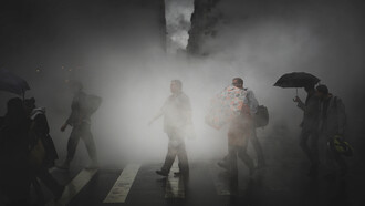 Personas cruzan un paso peatonal en medio del humo en Nueva York, Estados Unidos