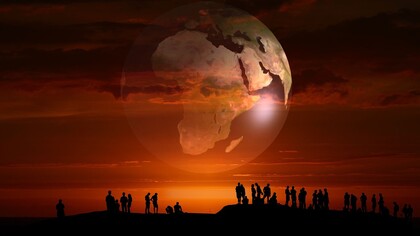 Migrazioni e politica europea. La questione, quindi, si trova in bilico tra interessi macroeconomici e spinte emotive politicamente gestite, senza che se ne riesca mai a venire a capo, trovando un punto di sintesi. E questo è in effetti l’atteggiamento predominante nei governi europei, che oscillano costantemente tra aperture e chiusure
