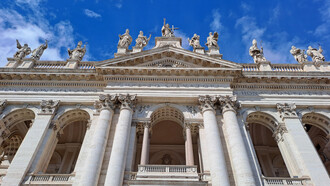 Basilica di San Giovanni in Laterano, Roma, Italia. La decorazione scultorea che corona la facciata realizzata nel 1735 da diversi artisti. Le quindici statue in travertino sono alte circa sette metri, (© Roberto Luciani)