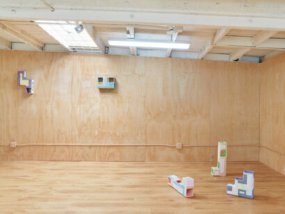 A shape made through its unraveling, Exhibition view. Courtesy of Ochi Projects