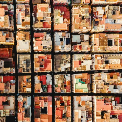 Tra i bassi, le scale esterne e le edicole votive dei Quartieri Spagnoli, la geometria ufficiale si dissolve in una degeometria affettiva fatta di relazioni, adattamenti e resistenza. Napoli, Italia