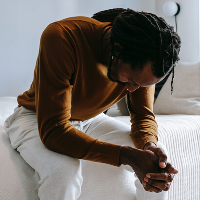 Homem chora com o falecimento de sua esposa