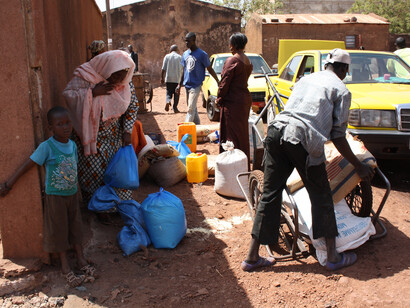 Sur les 61 000 personnes déplacées internes enregistrées à Bamako, le PAM aide 12 000 des plus vulnérables en leur fournissant un paquet alimentaire mensuel comprenant du riz ou du sorgho, des haricots, de l'huile, du sel et du mélange maïs-soja (CSB), tandis que les familles déplacées doivent encore payer le transport pour acheminer la nourriture à leur domicile, 18 février 2013. Photo per Derek Markwell/DFID