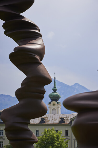 Tony Cragg, Points of View, 2013, Bronze, 3 columns, each 700 x 200 x 200 cm (275.59 x 78.74 x 78.74 in), © Anthony Cragg, Courtesy: Galerie Thaddaeus Ropac Salzburg Paris, photo: Stefan Zenzmaier