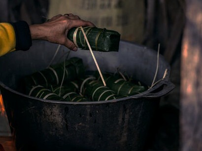 Bariva parcels gently immersed in boiling water, where the blend of banana and sago simmers to perfection, infusing the dish with the essence of tradition and community spirit