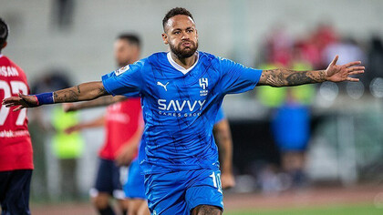 A idolatria por Neymar entre jovens estudantes reflete uma carência de representações diversificadas e uma busca por modelos que inspirem identidade e sucesso. Essa admiração demonstra como figuras midiáticas influenciam as aspirações e valores de uma geração