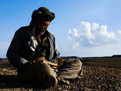 A kurd old man reading