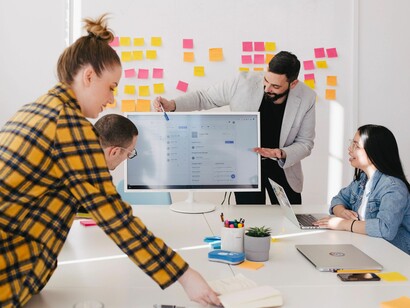 Create a network of people specialized in solving urgent problems