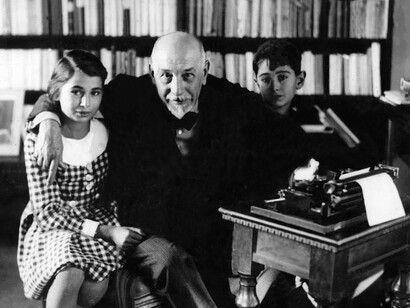 Luigi Pirandello con i nipotini