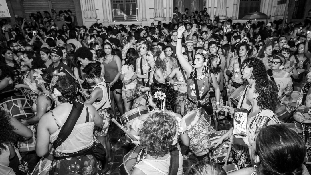 Grupo de percussão nas ruas de João Pessoa, Paraíba.  Há uma trama física, há uma energia moroncial durante sua manifestação que não está nem no material nem no espiritual. Moroncial é entendido segundo o Livro de Urântia, nem na terra, nem no céu, seria o imaginário que contempla o tempo inqualificável, que transborda e faz do folclore um lugar de deidade, onde pode-se afirmar, que o patrimônio imaterial se alimenta de todo nível absonito existentes nas culturas populares, onde não podemos encontrar o seu começo nem o seu fim