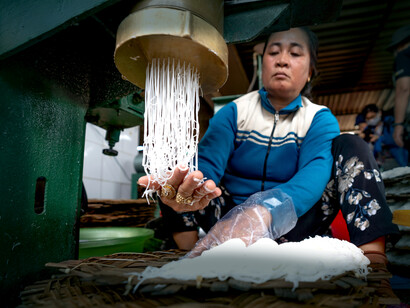 Fabricação de comida de rua típica do Vietnã. Ao contrário do preparo doméstico, em que pequenas quantidades de alimentos são manipuladas por uma ou duas pessoas em um pequeno espaço, a indústria de alimentos emprega dezenas