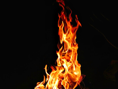 Acercamiento a una llama: era como si estuviera en un cuarto en llamas: sentía la garganta quemada, como si mil columnas de humo me bloquearan el paso de aire