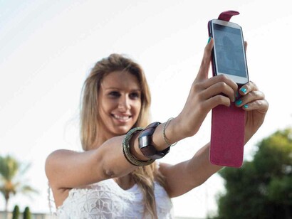 Una chica haciéndose un selfie