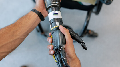 O encontro de uma mão e uma prótese 