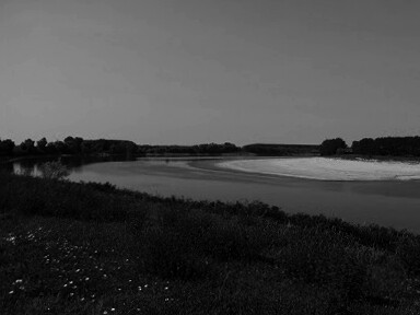 Quelle rare gite fluviali della mia adolescenza ancora oggi riverberano dentro di me come chiare immagini riflesse sullo specchio d’acqua ricordi e nitide suggestioni 