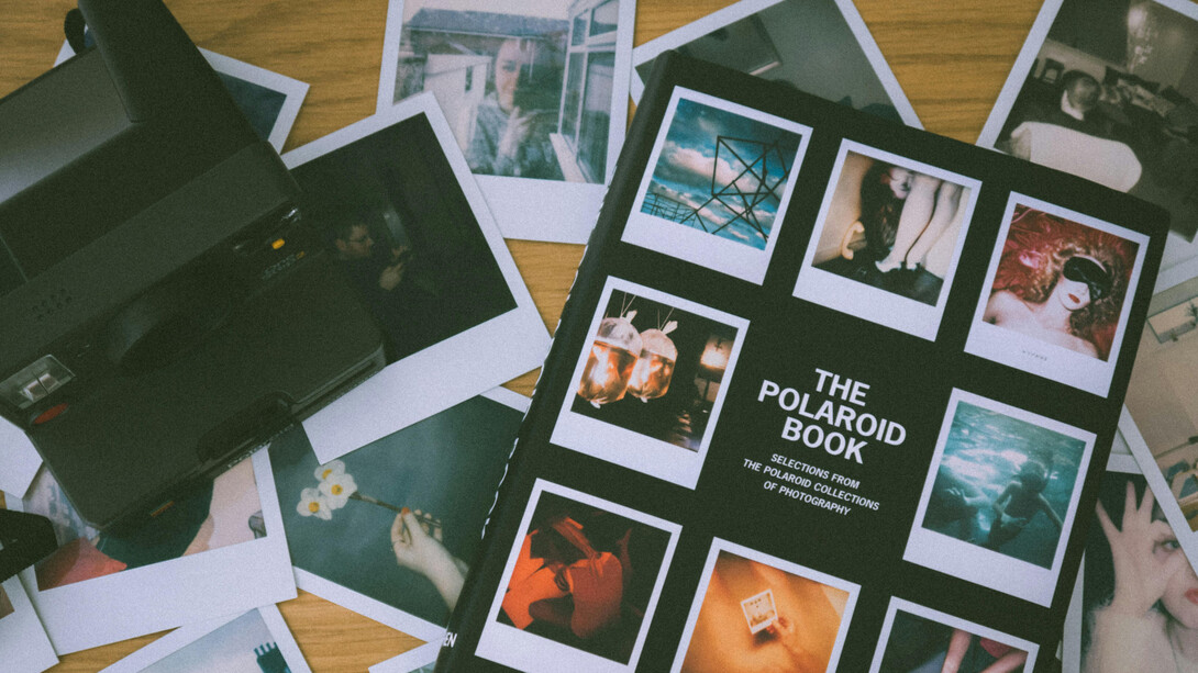 Álbum de fotos feitas com uma câmera Polaroid mostra diferentes fases da captura de images pela humanidade