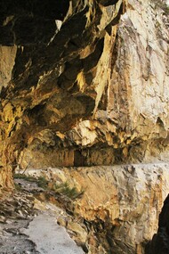 Camino junto al desfiladero en les gorges de Carança, Francia. Foto: Sabrina Guitart