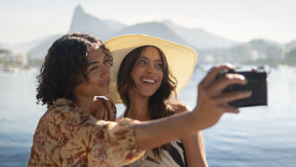 Deux amies à Rio, où la beauté du lieu et la chaleur des habitants se rencontrent dans leurs cœurs