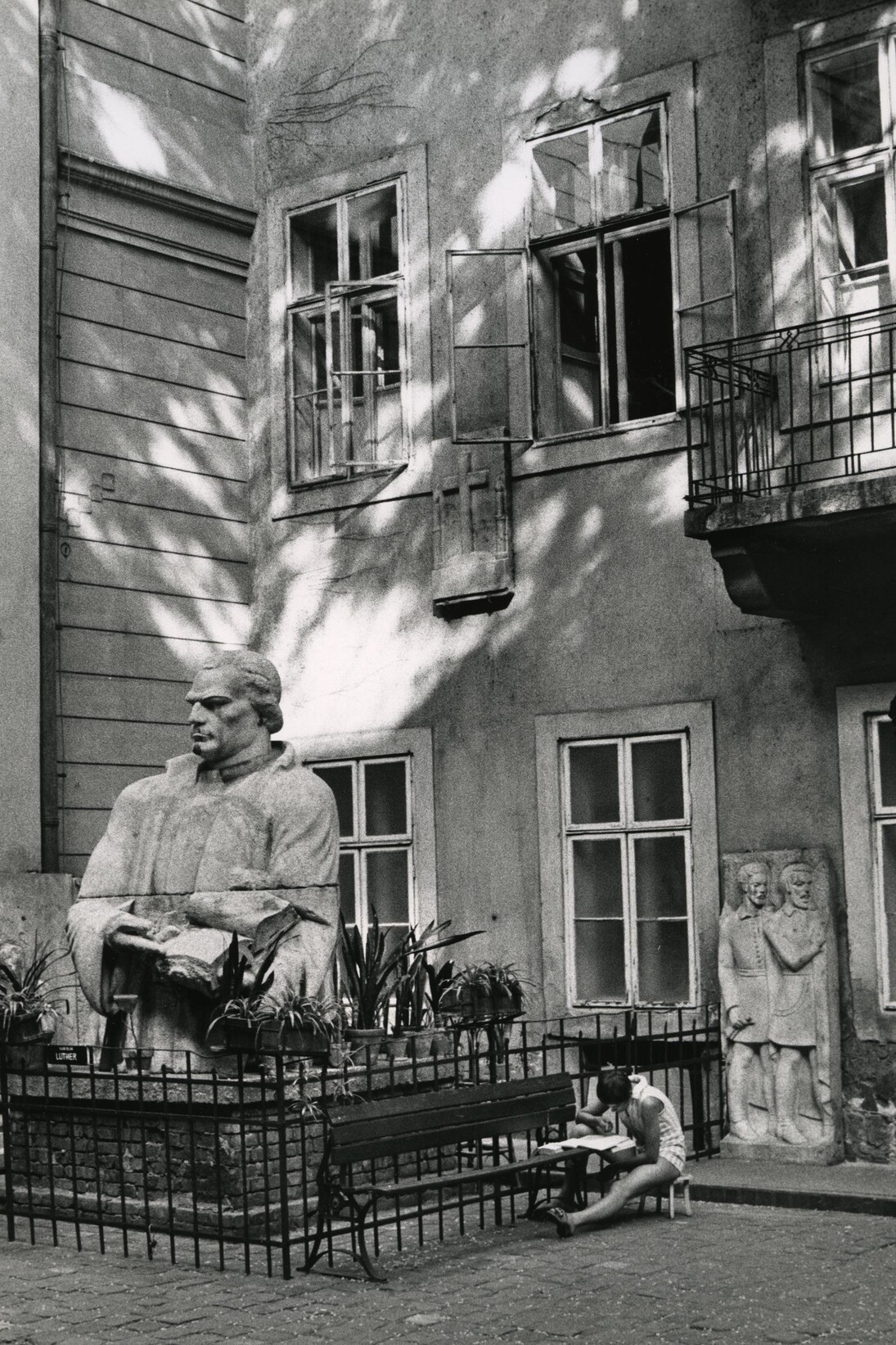 Andre Kertesz, Budapest (courtyard with bust), 1971. The Estate of Andre Kertesz 2015, Courtesy James Hyman Gallery, London