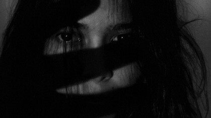 La violencia contra la mujer es aquella que se ejerce por la condición de ser mujer y comprende maltratos físicos, psicológicos, mentales, económicos, entre otros