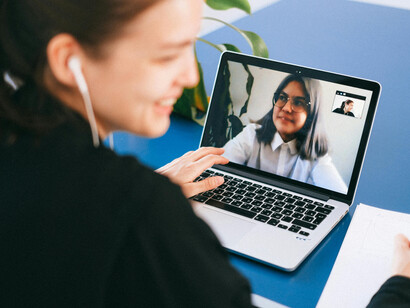 Mujeres durante una consulta médica llevada a cabo a distancia. La innovación tecnológica brinda nuevas herramientas que, con acompañamiento profesional, ayudan a la salud mental