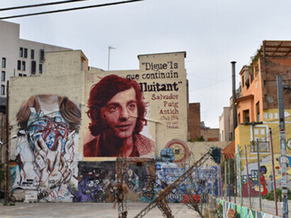Salvador fue condenado a pena de muerte por un Tribunal Militar... Solo la extrema izquierda clandestina (libertarios, trotskistas y algún maoísta) defendió la vida de Salvador en las calles con huelgas y manifestaciones. Mural de Rock Blackblock dice: «Diles que sigan luchando».Salvador Puig Antich 1948-1974.
Fue ejecutado. Plaza Uri Caballero de Vallcarca, Gracia, Barcelona, España