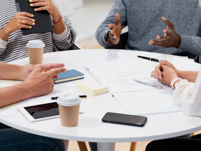 Cuidar un vínculo hoy puede ser tan simple como silenciar el teléfono y mirar a los ojos