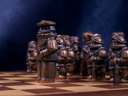 Un monarque entouré de personnages secondaires, illustrant comment le leadership s'exerce à travers des réseaux plutôt que dans l'isolement