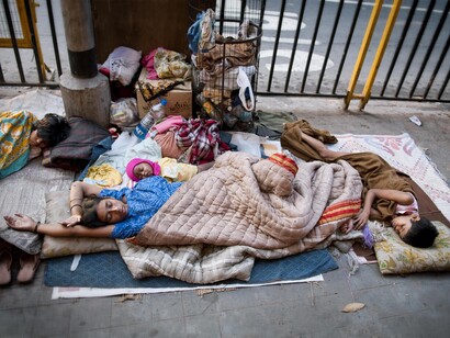 Personnes, y compris des enfants, dormant à la belle étoile dans les rues en Inde, 16 novembre 2009