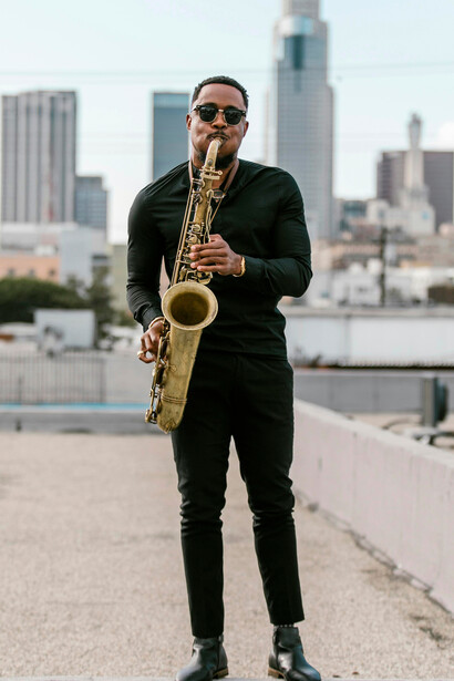 Representação de saxofonista. Com as canções energéticas que preencheram parte considerável do alinhamento, adornadas com bateria e repercussão, contradizem-se as intenções e caem os argumentos