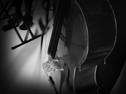 Persona tocando un contrabajo