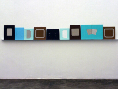 Odires, Mlászho, Archibabas: Babas Geométricas, Arquibaba III, 2015, marcação e esfoliação com faca gráfica sobre capas de livros, 32 x 250 x 7,5 cm