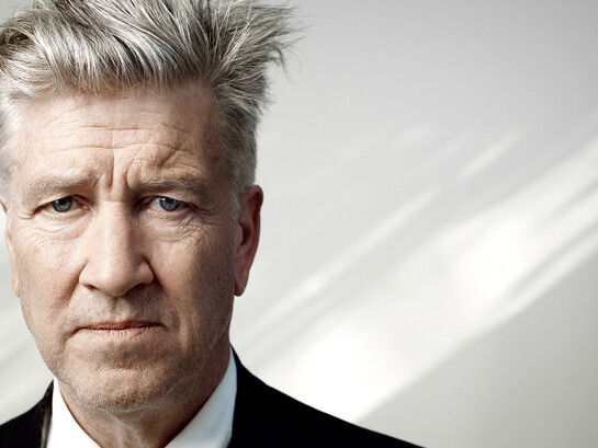 Un año después de su partida, David Lynch sigue habitando la memoria de quienes entendemos el cine como una experiencia sensorial, simbólica y profundamente humana