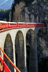 Un tren atravesando un viaducto en Suiza