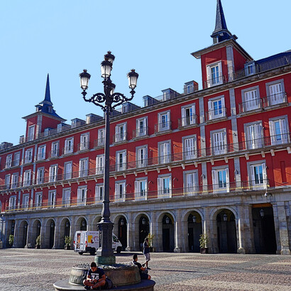 Relaxe no Parque de El Retiro e aprecie a beleza do Grande Lago e do Palácio de Cristal, mesmo em uma visita rápida. Foto no pátio da Plaza Mayor de Madrid