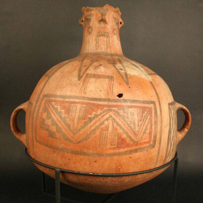 Aríbalo. Cántaro antropomorfo

Materiales: Cerámica

Horizonte Inka. Estilo Inka-Diaguita-Aconcagua 1470- 1532 d.C.

Medidas: 420 mm de alto