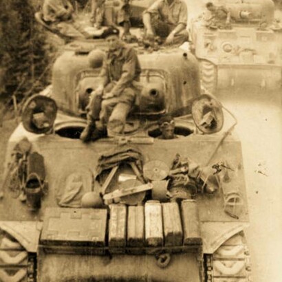 Carri armati e soldati del 20° Reggimento corazzato neozelandese sulla strada per Trieste, Italia, durante la Seconda Guerra Mondiale, maggio 1945