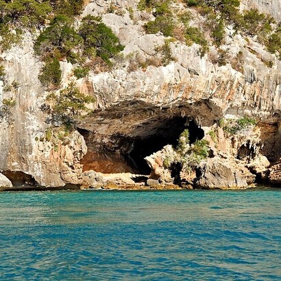 Il luogo si apriva davanti a noi come uno scenario ancora incontaminato: sabbia chiara, acqua limpida e montagne severe punteggiate da enormi rocce scolpite dal tempo