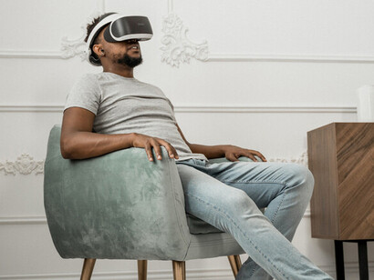 Entusiasta de tecnologia usa óculos de realidade virtual dentro de sua casa